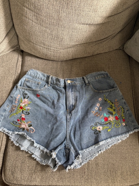 Pants - Embroidered Denim Women’s Shorts - Light Blue